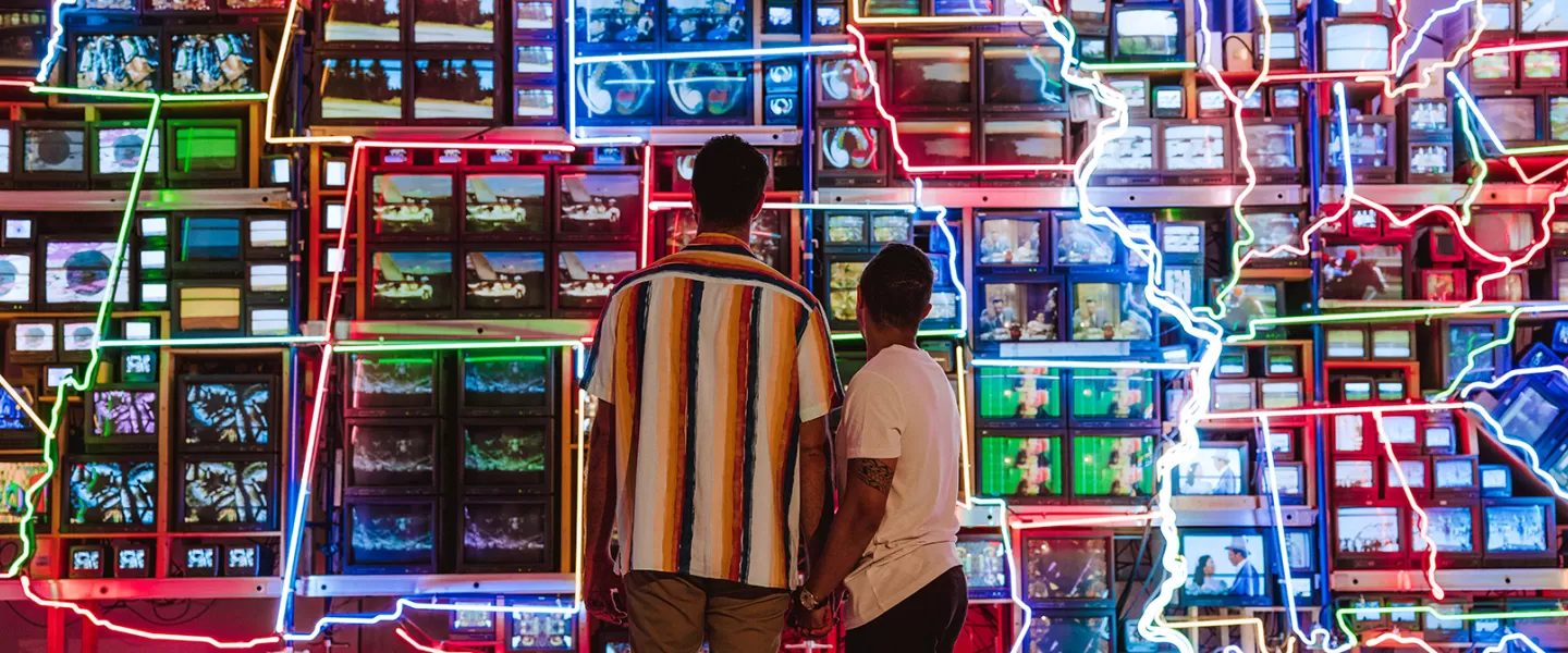Couple looking at art at Smithsonian American Art Museum